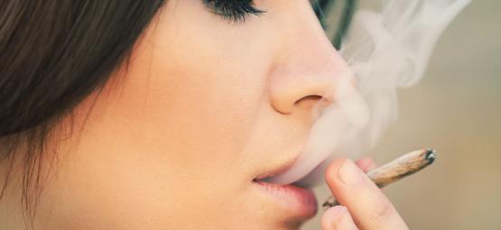 Waarom Vrouwen Cannabis Zouden Moeten Roken 