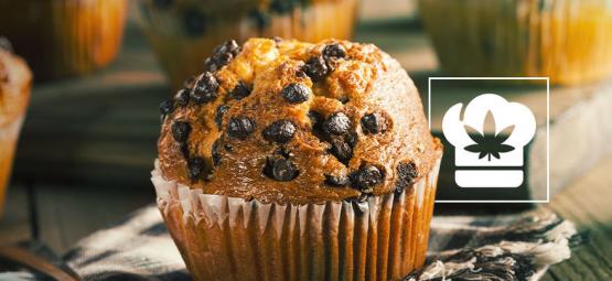 Het maken van chocolate chip muffins met cannabis 