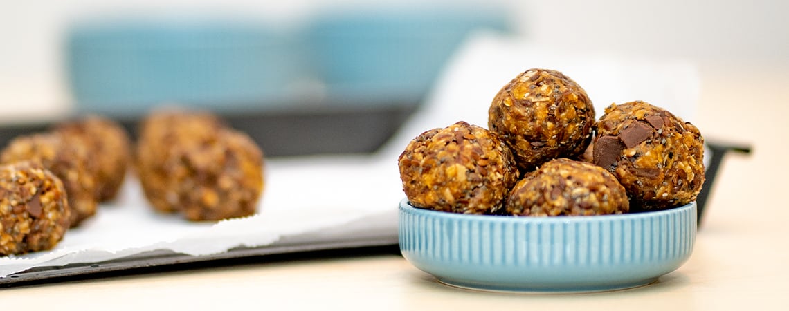 Het maken van no-bake cannabis energy balls